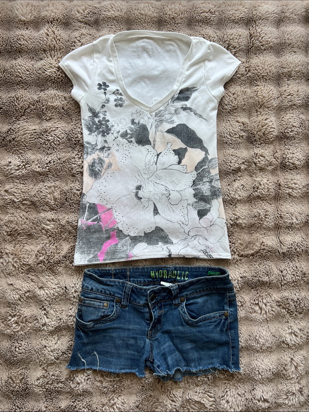 Hydraulic White V‑Neck Tee with Black Floral and Pink Accents